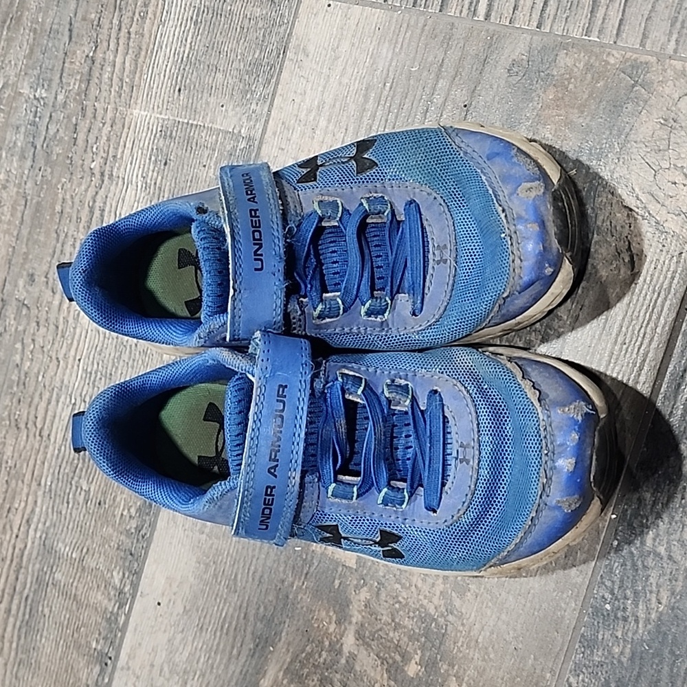 Boys Under Armour sneakers play condition